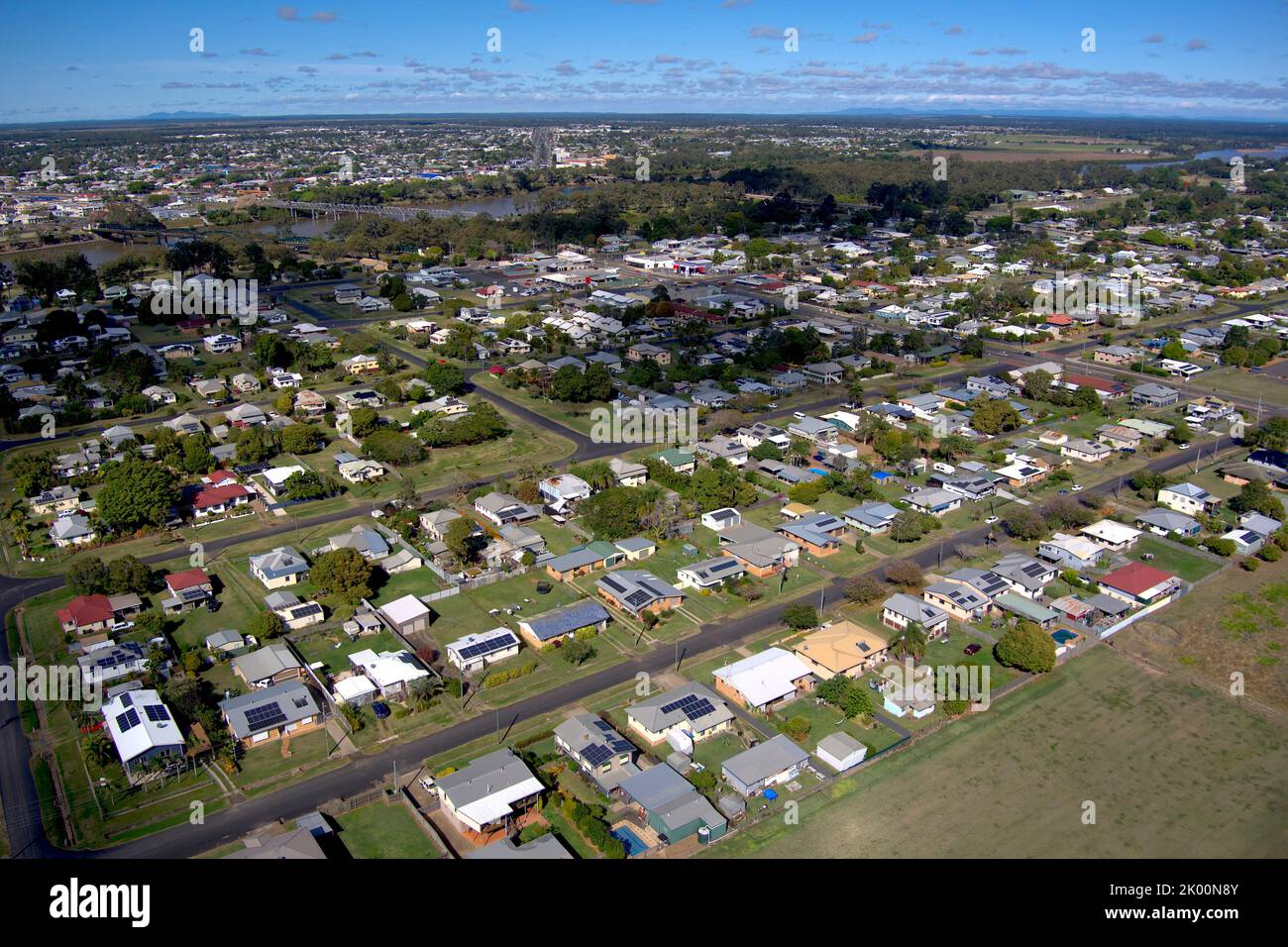 Antenna di case residenziali con pannelli solari North Bundaberg Queensland Australia Foto Stock