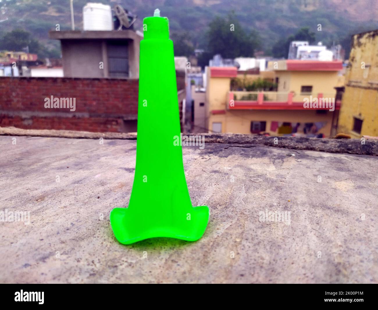 un corno verde in plastica messo sulla strada Foto Stock
