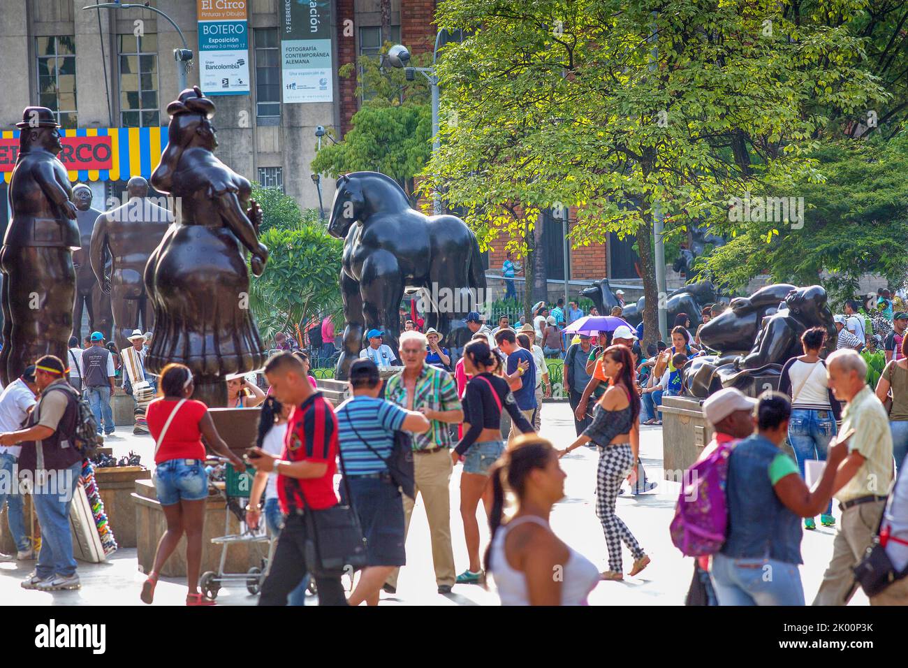 Colombia, Medellin, su Plaza Botero ci sono 23 statue esposte da Fernando Botero.nel retro della foto il museo mostra gli ultimi dipinti e. Foto Stock