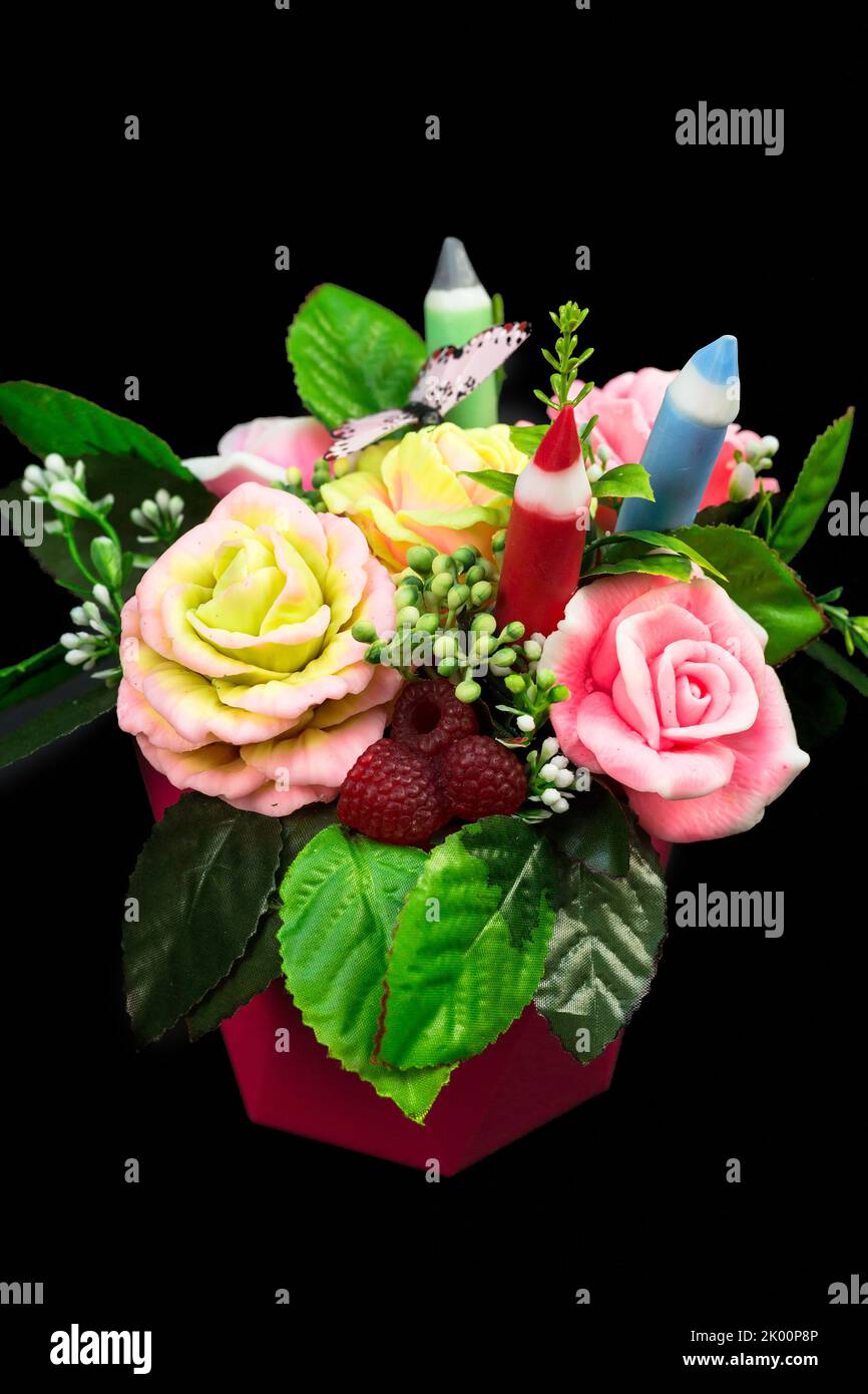 Sapone fatto a mano in forma di belle e delicate rose in bouquet con bacche su fondo nero. Foto Stock