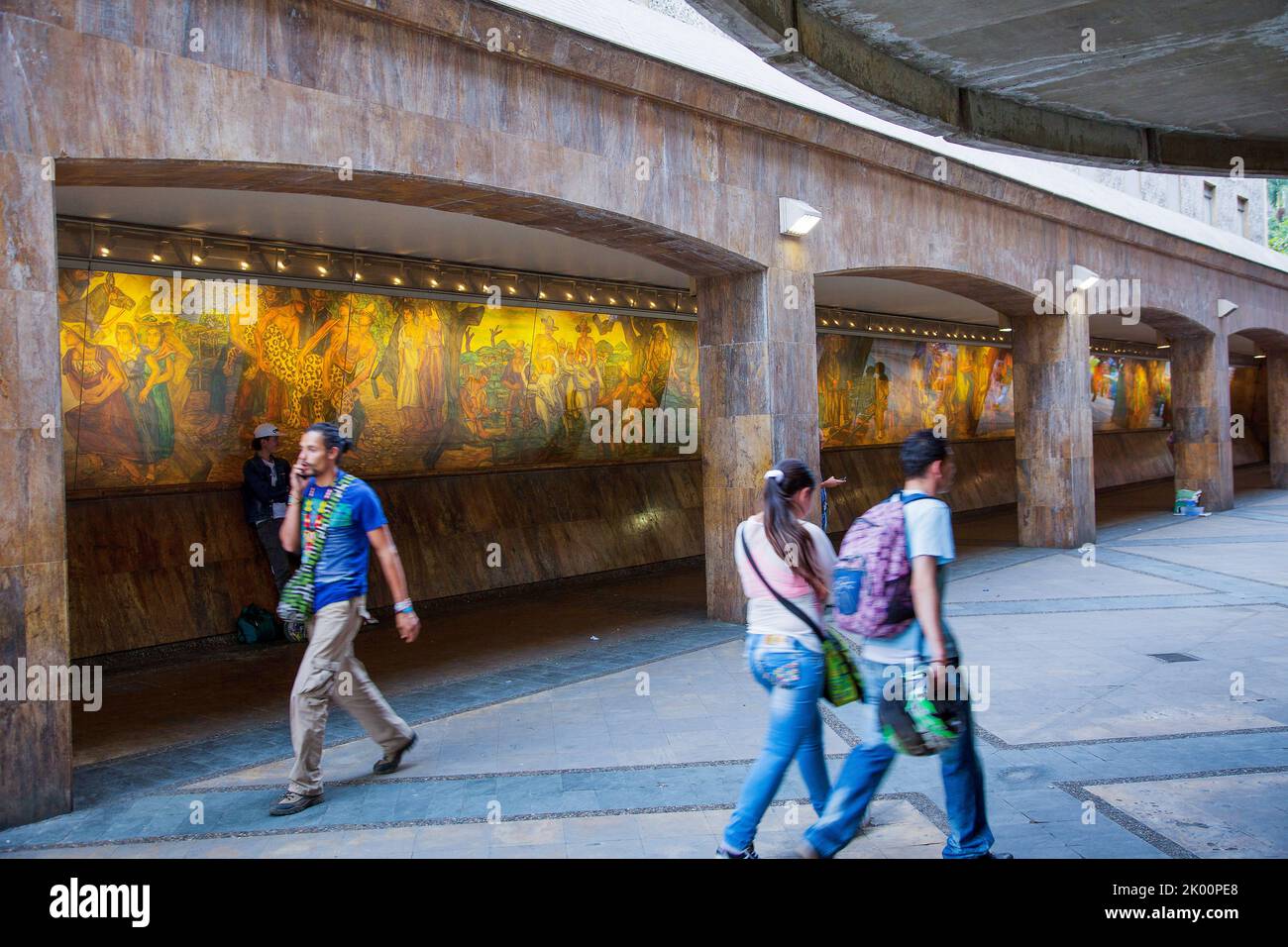 Colombia, Medellin, pittura murale di Pedro Gomez sotto una stazione della metropolitana nel centro della città Foto Stock
