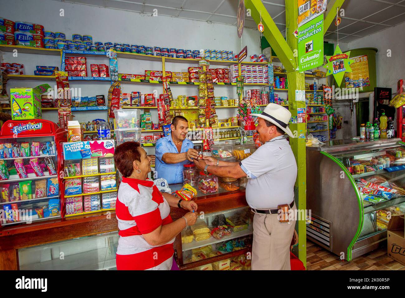 Colombia, zona caffè a sud di Medellin, negozio di alimentari nel villaggio di Salamina, Foto Stock