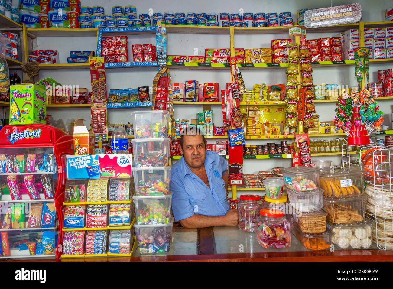 Colombia, zona caffè a sud di Medellin, negozio di alimentari nel villaggio di Salamina, Foto Stock