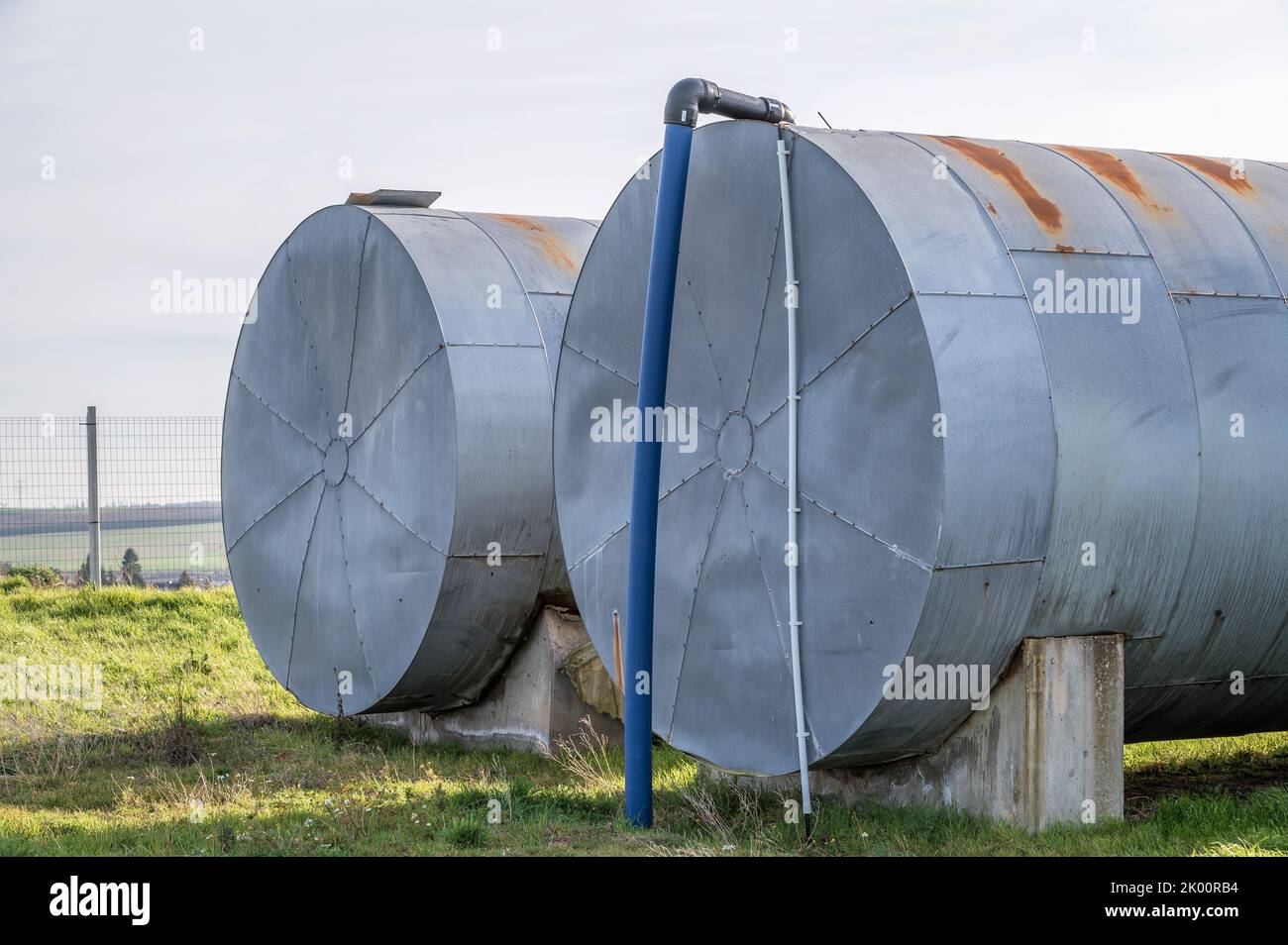 Due grandi serbatoi di acqua come parte di un sistema di irrigazione frutteto Foto Stock