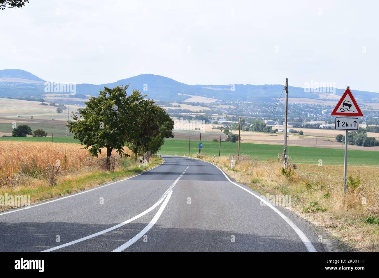 Strada di campagna in Eifel, secca fine estate Foto Stock