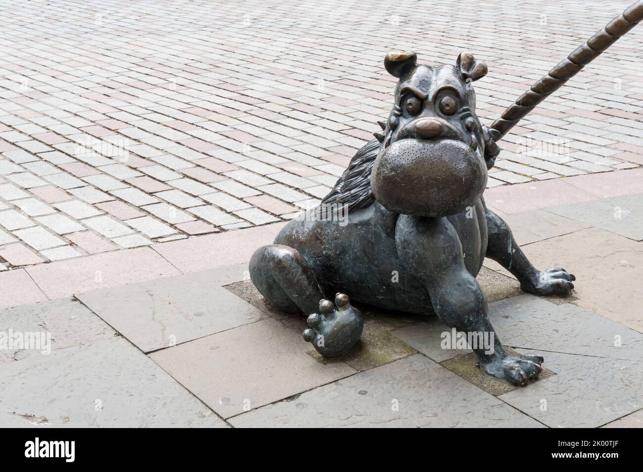 Statua di Dawg, cane di Dan disperato, in Dundee High Street. Personaggio del fumetto Dandy. Foto Stock