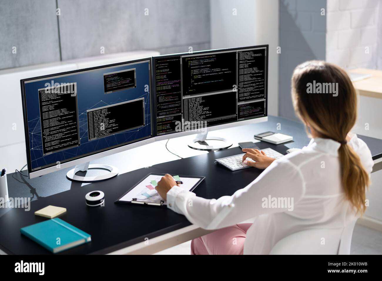 Programmatore donna. Girl che codifica il software sul computer Foto Stock