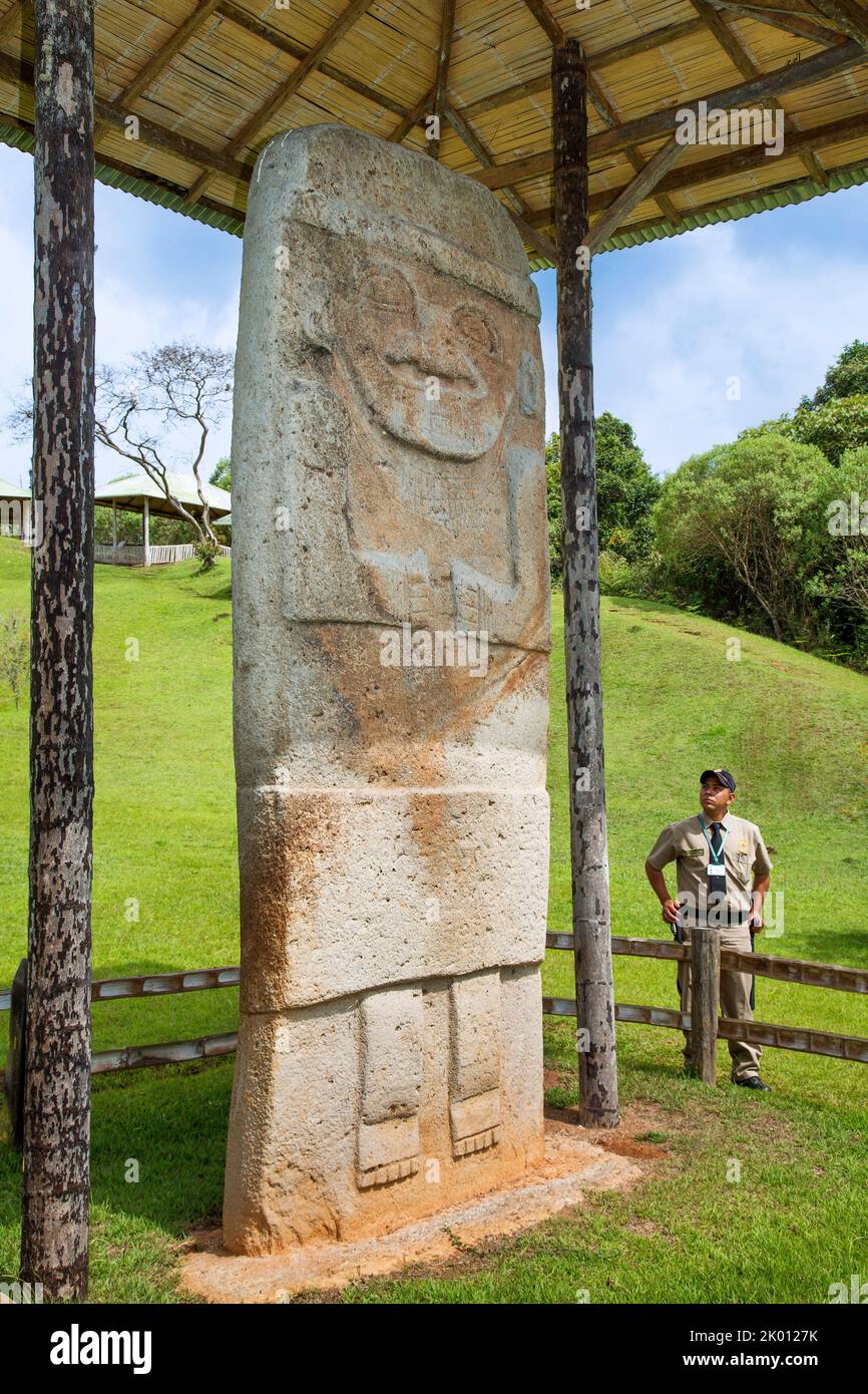 Colombia, dipartimento di Huila, regione di San Agustin, questa statua di 5 metri sopra e due metri nel terreno è il più grande di tutti i siti intorno ed è s. Foto Stock