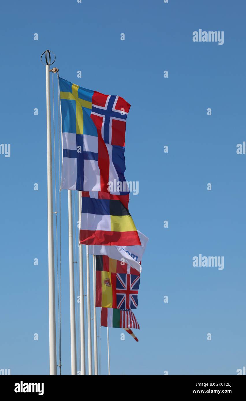 bandiere di molte nazioni diverse che volano sullo sfondo blu del cielo Foto Stock