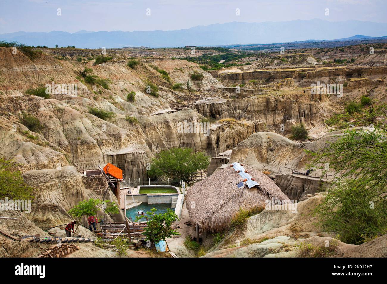 Colombia, Villavieja vicino a Neiva, il deserto di Tatacoa, un ostello è situato accanto a una sorgente o bene e anche una piscina è costruita in questa parte di t Foto Stock