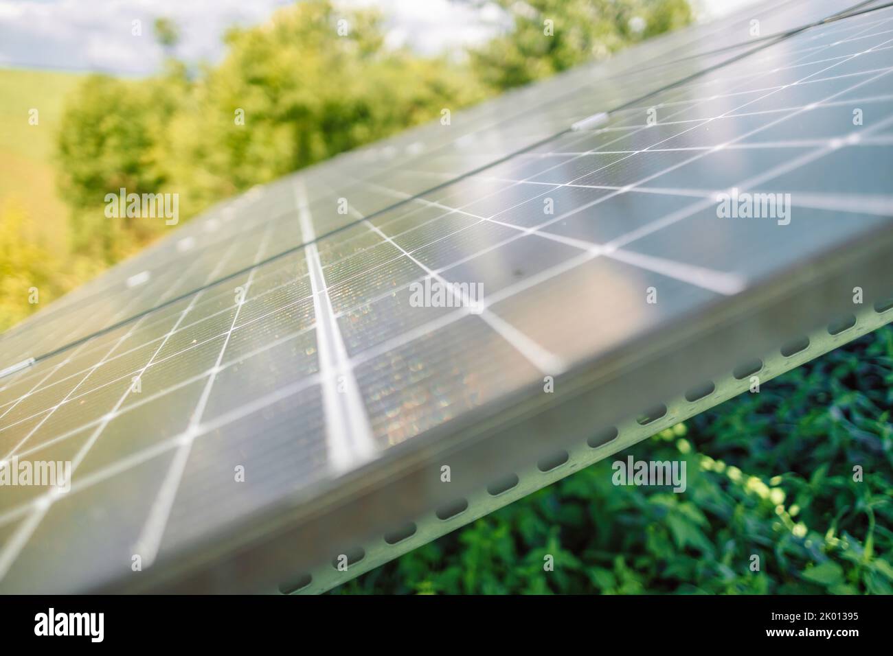 Primo piano sulla mano femminile toccare stroking pannelli solari fotovoltaici nelle giornate di sole, energia pulita rinnovabile concetto Foto Stock
