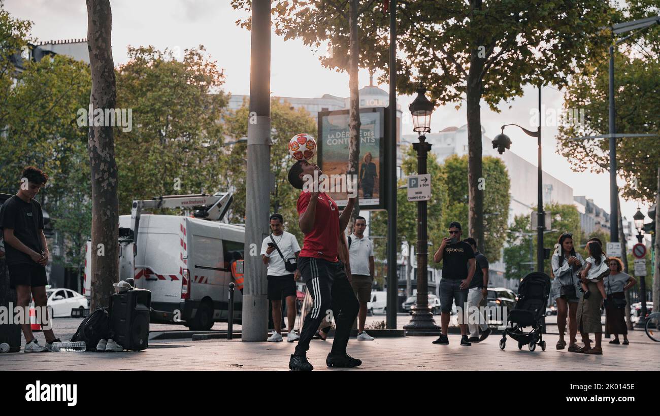Street Performer gioca a calcio a Parigi Foto Stock