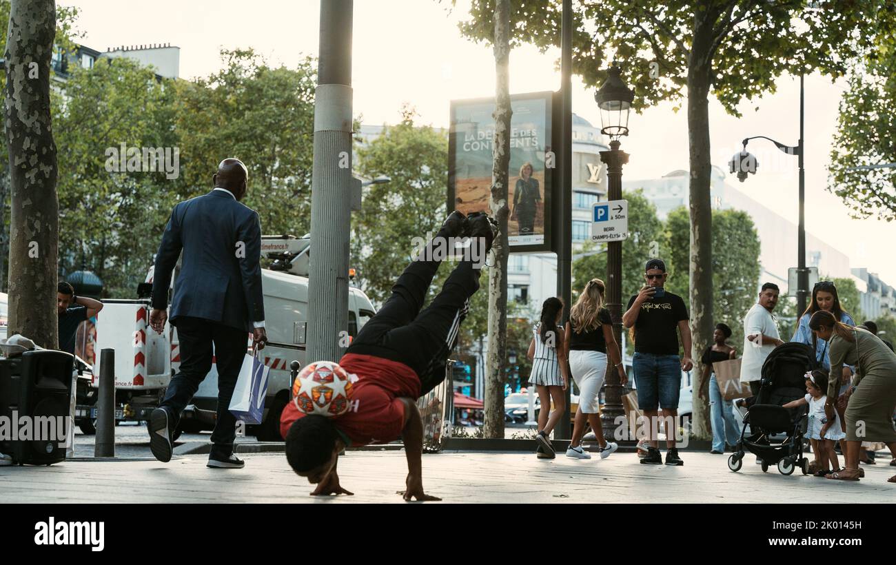 Street Performer gioca a calcio a Parigi Foto Stock