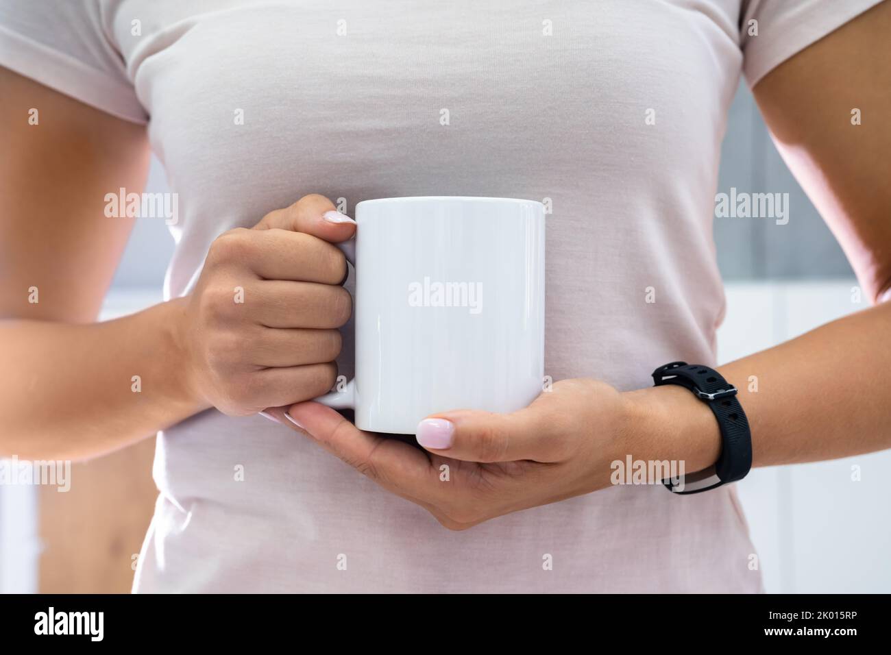 Donna che tiene tazza di caffè o tazza Mockup Foto Stock