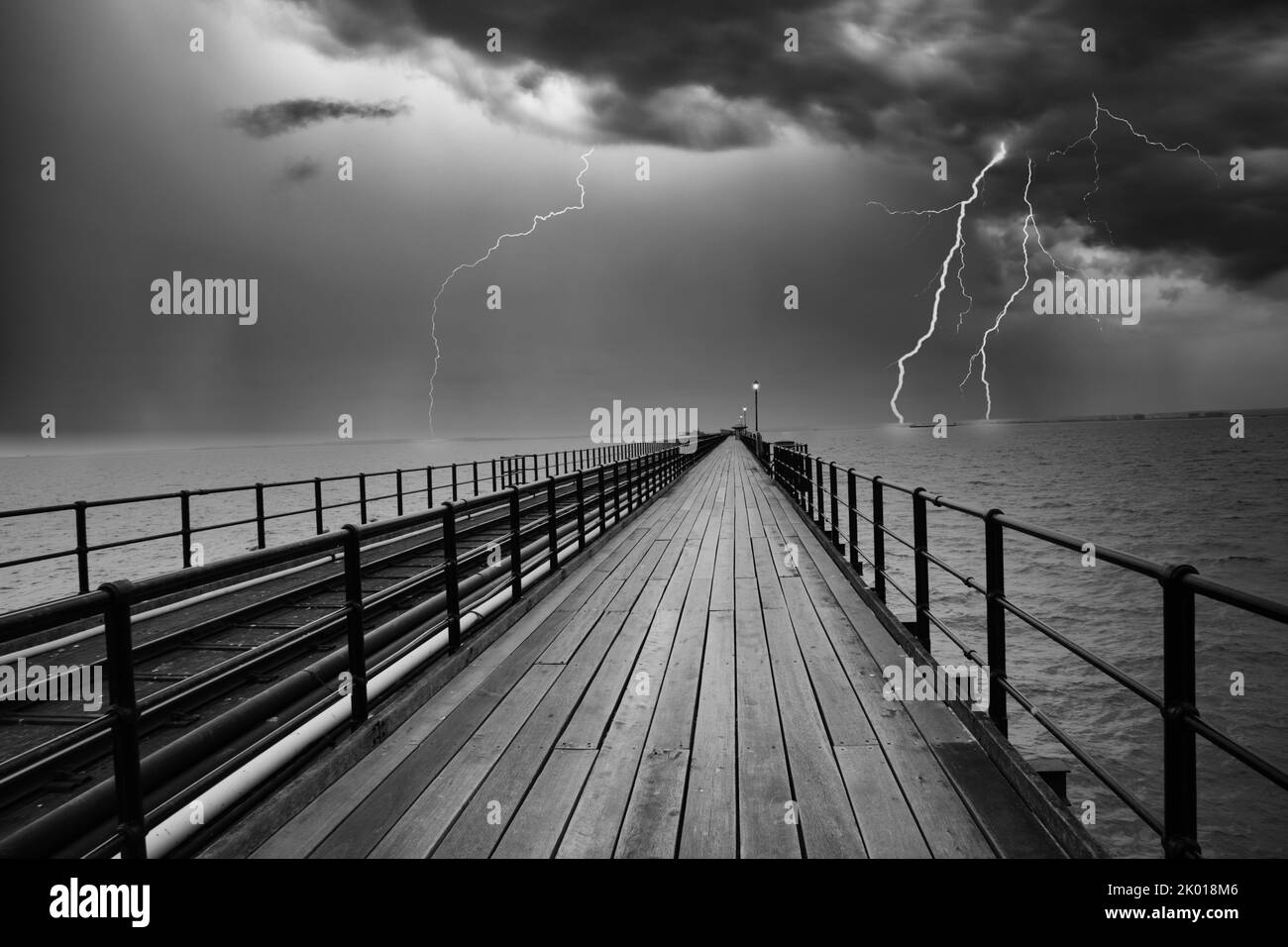 Tempesta sul molo di Southend on Sea, sulla costa sud-orientale dell'Inghilterra Foto Stock