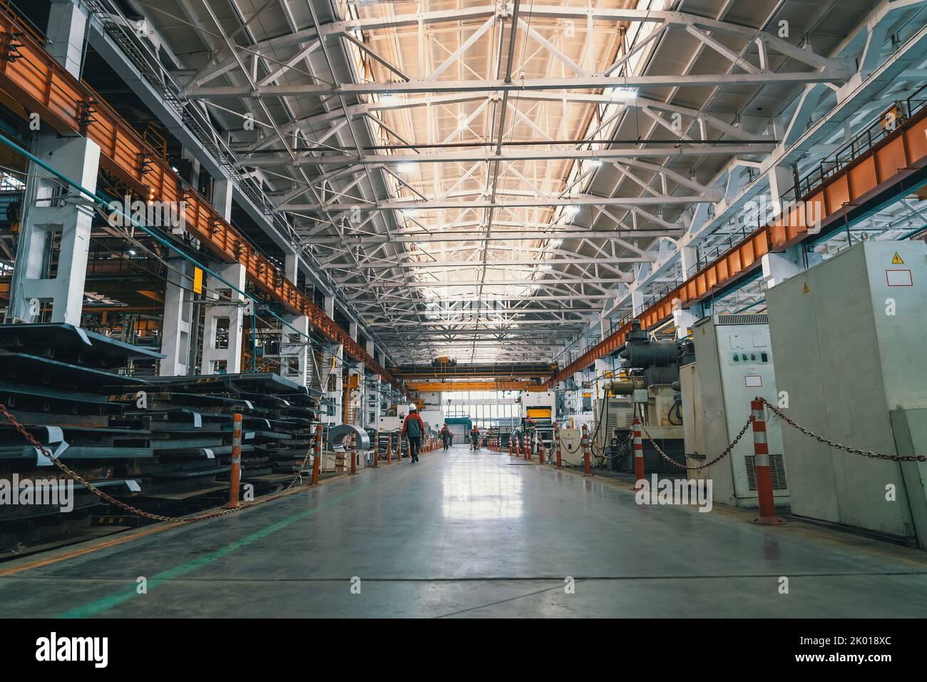 Grandi interni industriali. Lavoratori e attrezzature tecniche in officina. Foto Stock