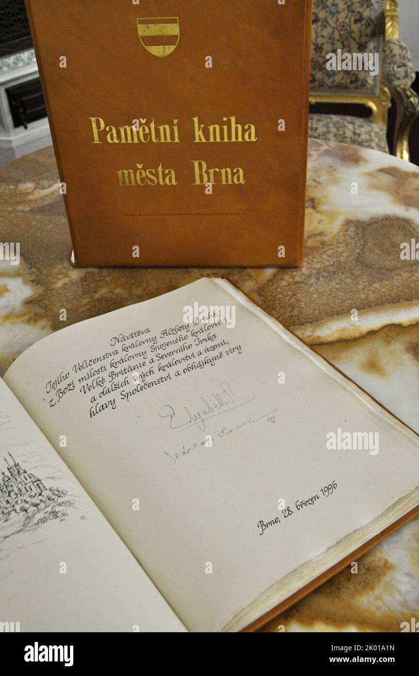 Brno, Repubblica Ceca. 09th Set, 2022. Segni della regina Elisabetta II e del presidente ceco Vaclav Havel nel libro commemorativo della città di Brno, Repubblica Ceca, 9 settembre 2022. La regina britannica visitò Brno nel 1996. Credit: Jan Tomandl/CTK Photo/Alamy Live News Foto Stock