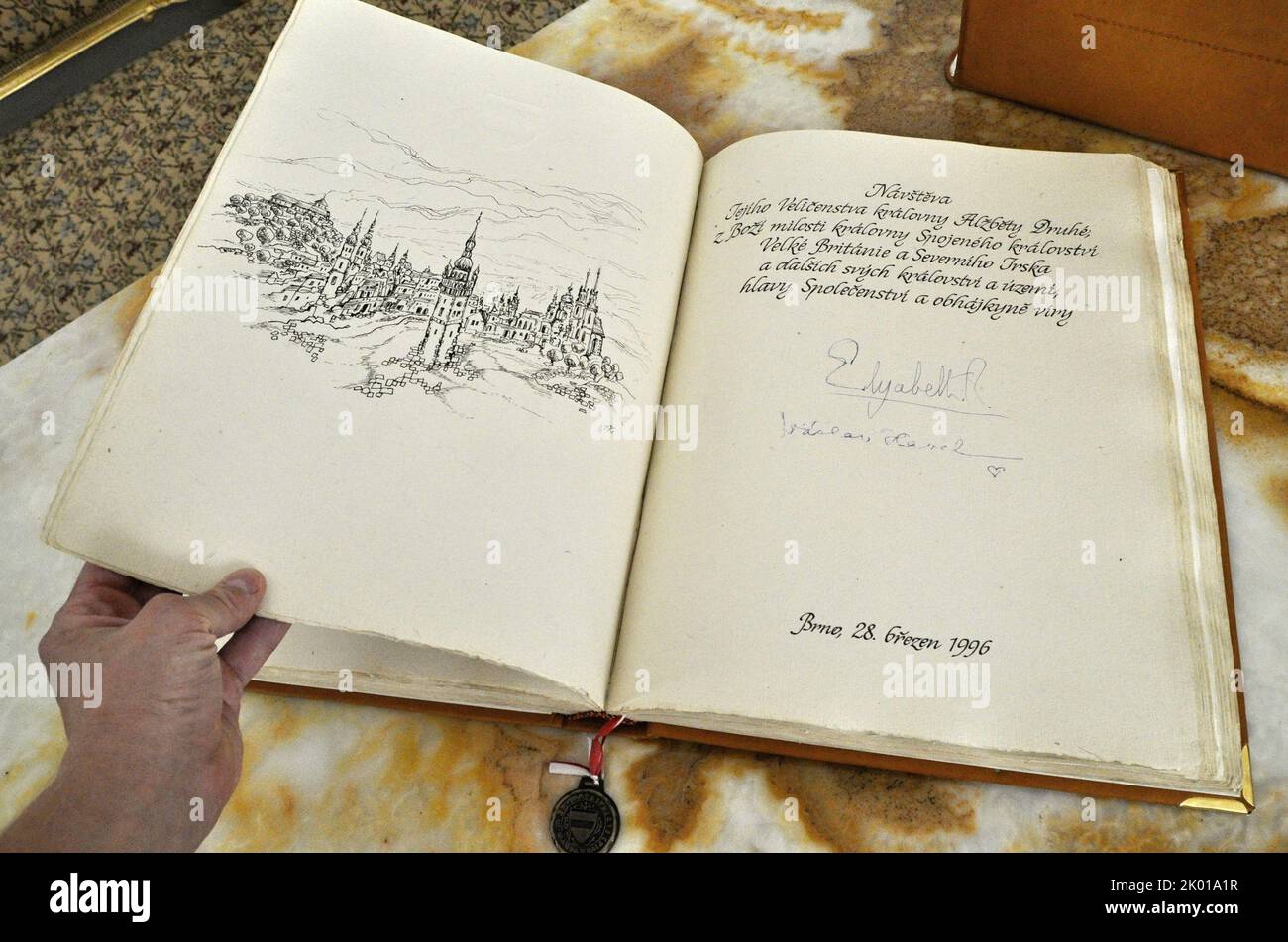 Brno, Repubblica Ceca. 09th Set, 2022. Segni della regina Elisabetta II e del presidente ceco Vaclav Havel nel libro commemorativo della città di Brno, Repubblica Ceca, 9 settembre 2022. La regina britannica visitò Brno nel 1996. Credit: Jan Tomandl/CTK Photo/Alamy Live News Foto Stock