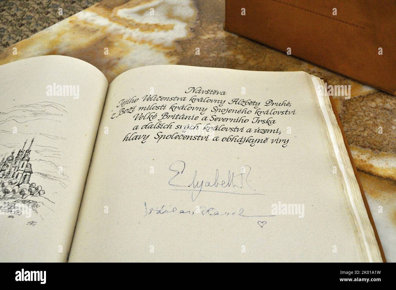 Brno, Repubblica Ceca. 09th Set, 2022. Segni della regina Elisabetta II e del presidente ceco Vaclav Havel nel libro commemorativo della città di Brno, Repubblica Ceca, 9 settembre 2022. La regina britannica visitò Brno nel 1996. Credit: Jan Tomandl/CTK Photo/Alamy Live News Foto Stock