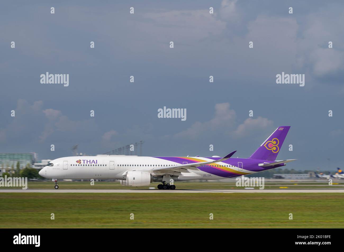 Monaco di Baviera, Germania - Agosto 26. 2022 : Thai Airways International Airbus A350-941 con la registrazione degli aeromobili HS-THN sta iniziando sulla runwa meridionale Foto Stock
