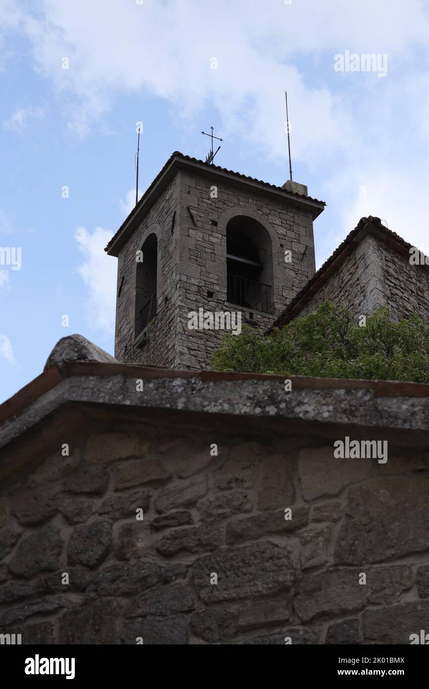 La parte superiore di un edificio di protezione che si trova nel centro storico della campagna sammarinese Foto Stock