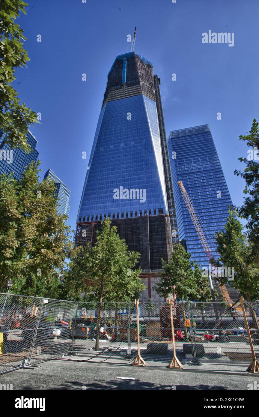New York City, poco prima del 10th° anniversario del 11 settembre 2001 attacco terroristico: Sito del bombardamento del World Trade Center; memoriale alle vittime; ambiente circostante; e viste urbane. Foto Stock