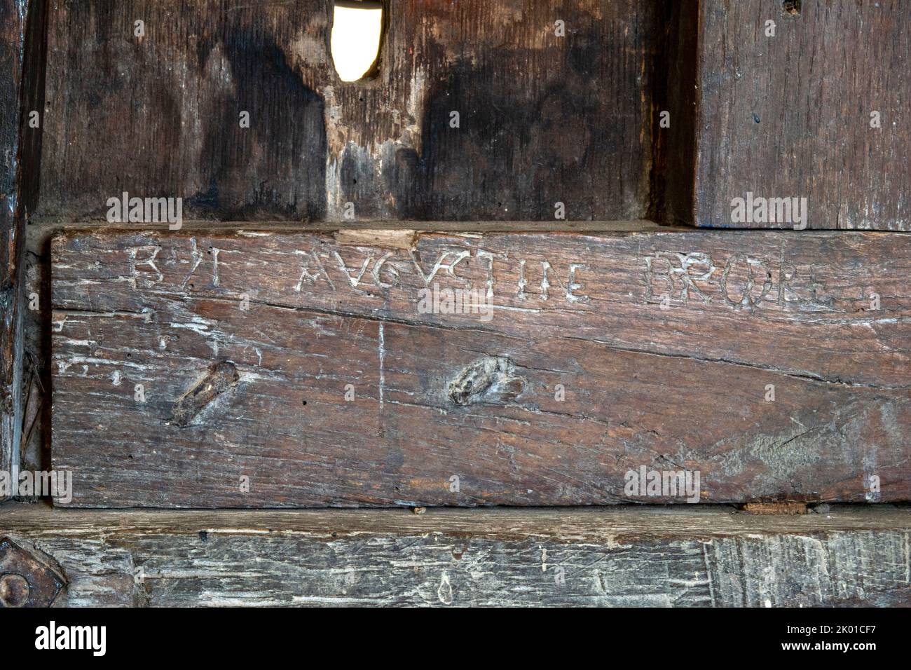 Graffiti del 1571 incise Augustine Brooke su una porta di San Giovanni Battista Chiesa Butley, Suffolk Foto Stock