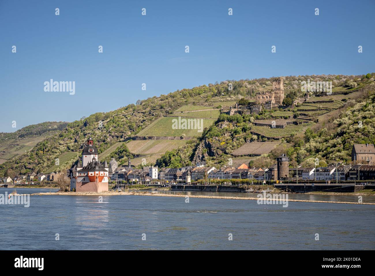 La città di Kaub con Pfalzgrafenstein Toll Castello e Gutenfels Castello sulla collina sopra Foto Stock