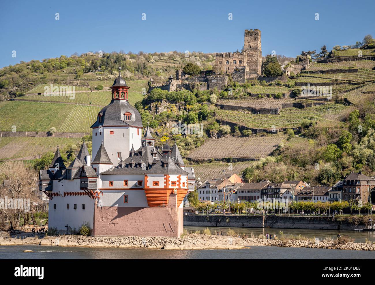 La città di Kaub con Pfalzgrafenstein Toll Castello e Gutenfels Castello sulla collina sopra Foto Stock