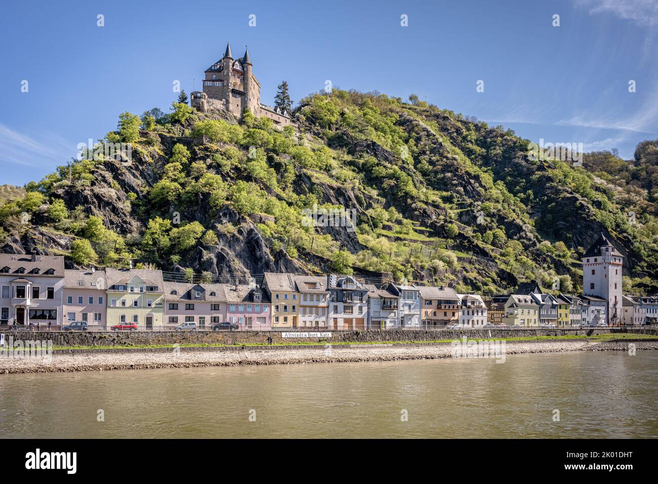 Katz Castello, sopra Viereckiger Turm (torre) e la città di San Goarshausen Foto Stock