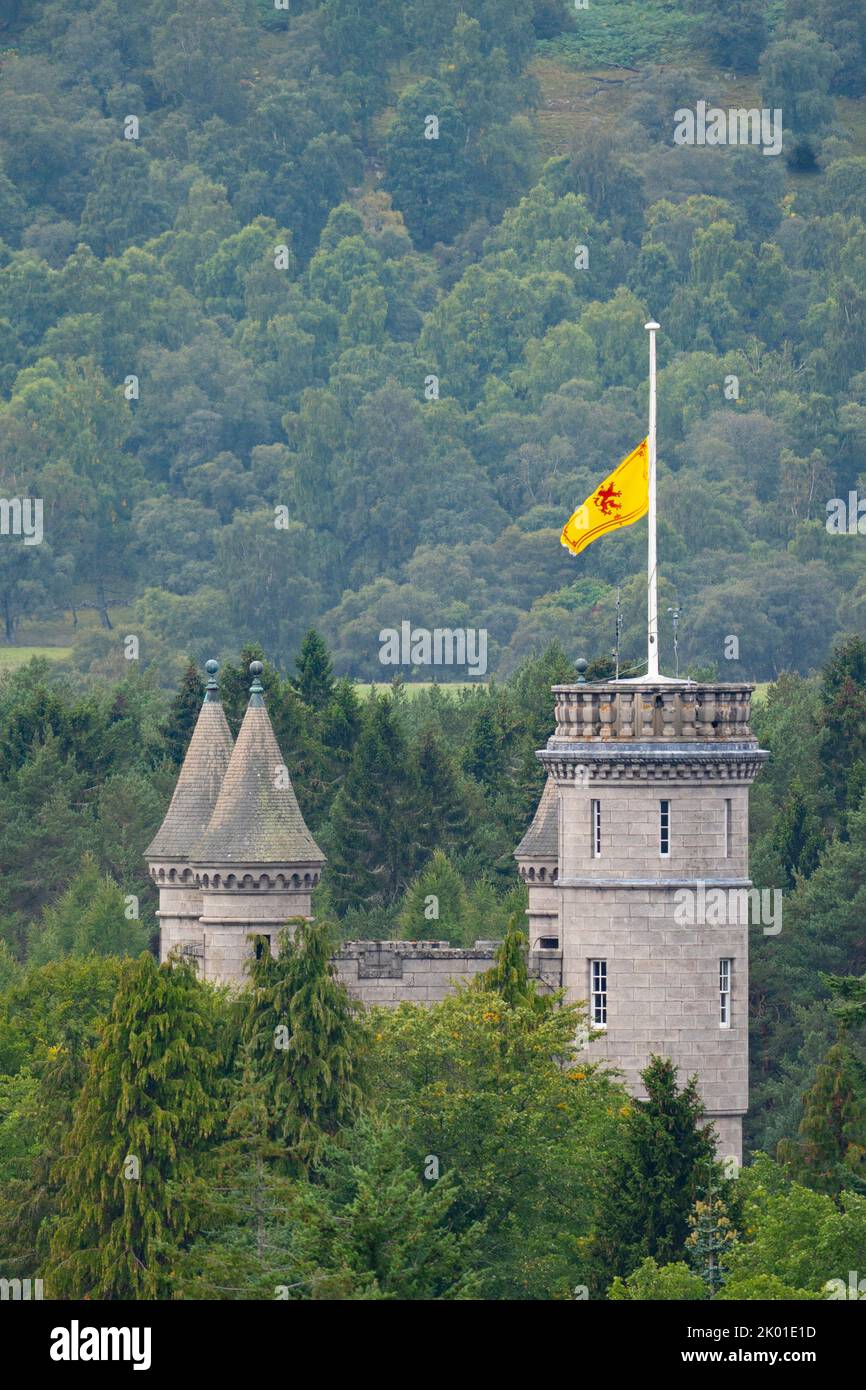 Balmoral, Scozia, Regno Unito. 9th settembre 2022. Bandiera reale (leone rampant) a metà albero che sorvola il castello di Balmoral oggi dopo la morte di S.A.R. Regina Elisabetta II ieri. Iain Masterton/Alamy Live News Foto Stock