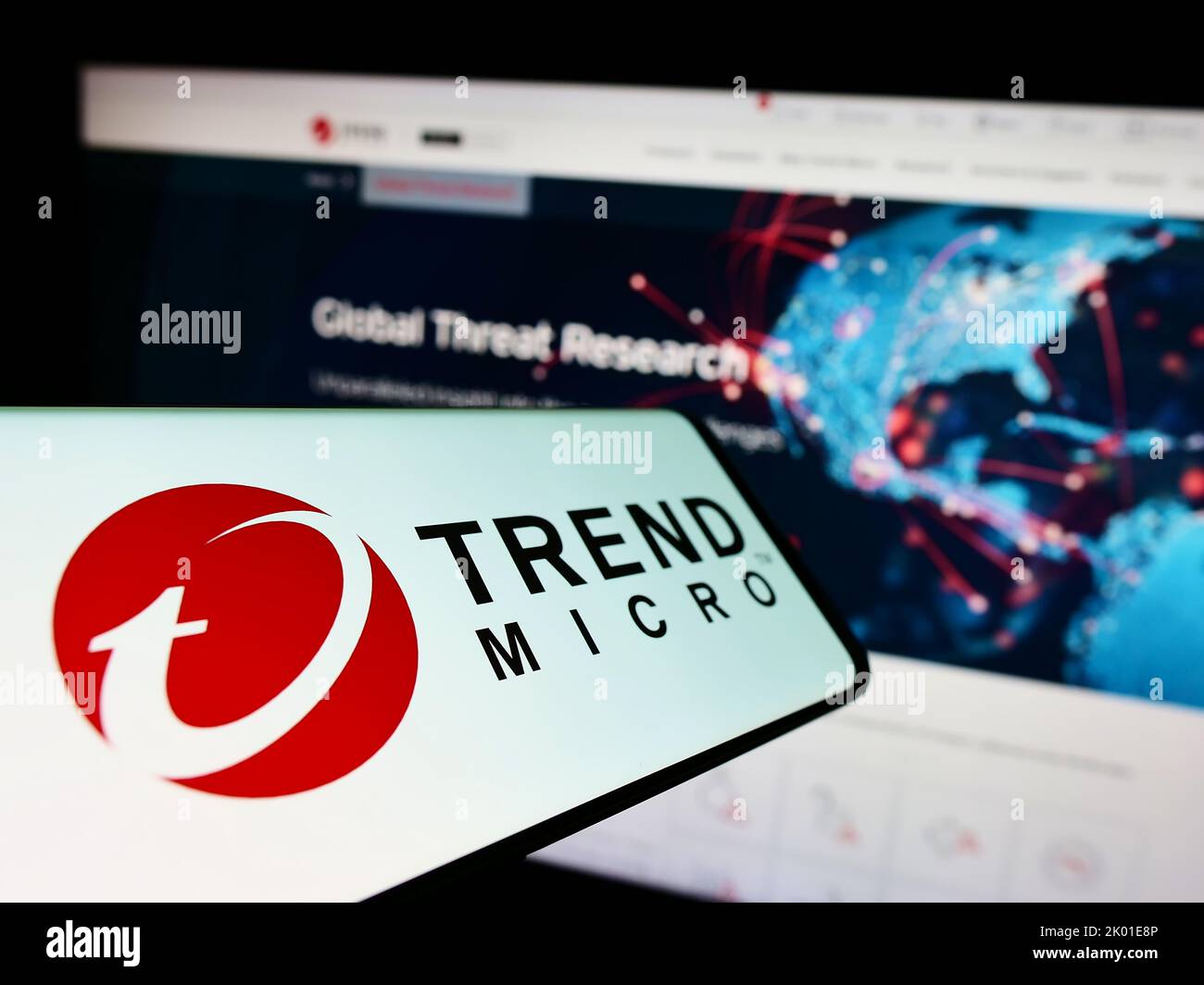 Cellulare con il logo della società di cybersicurezza Trend Micro Inc. Sullo schermo di fronte al sito Web aziendale. Messa a fuoco al centro del display del telefono. Foto Stock