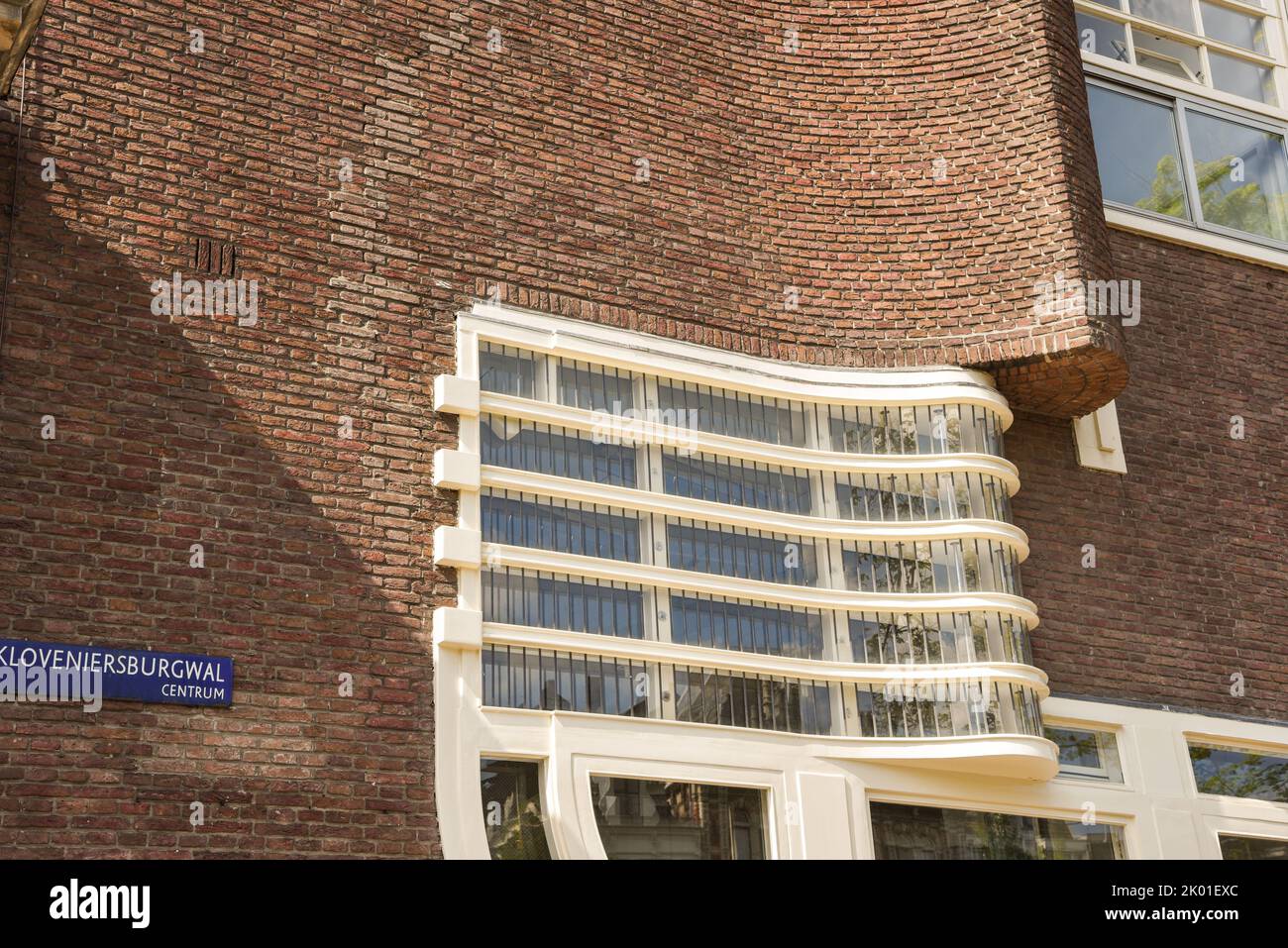 Amsterdam, Paesi Bassi. Giugno 2022. Vista delle facciate del caratteristico edificio in mattoni del complesso residenziale con l'archite in stile scuola di Amsterdam Foto Stock