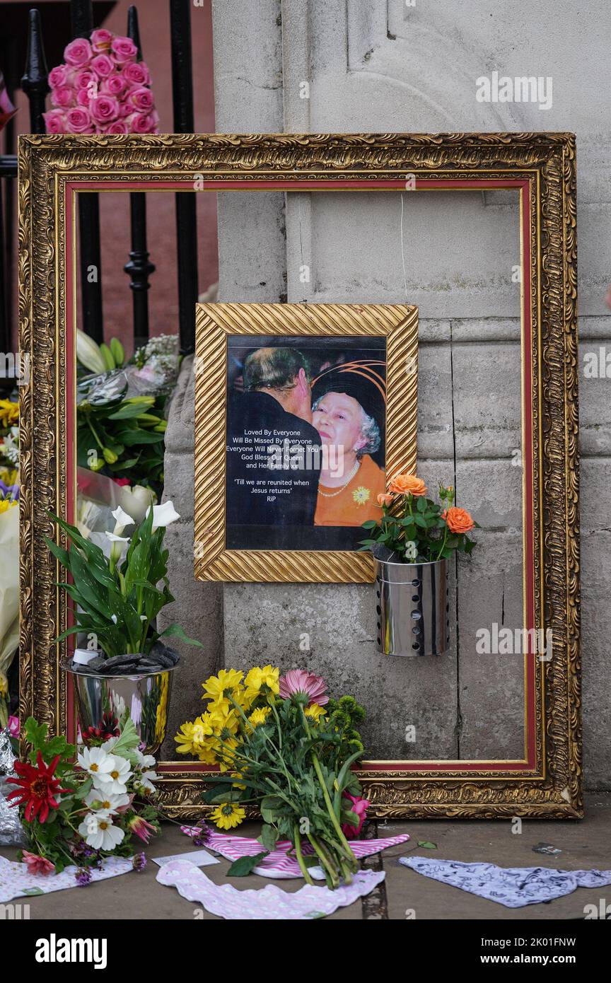 Una foto della Regina e del Principe Filippo è luoghi cenere le porte del Palazzo come i lutto pagano i loro rispetti dopo il passaggio di sua Maestà la Regina a Buckingham Palace, Londra, Regno Unito, 9th settembre 2022 (Foto di Richard Washbrooke/News Images) Foto Stock