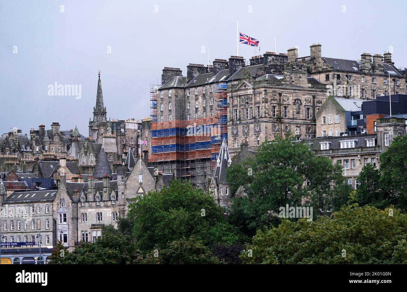 La bandiera dell'Unione vola a metà albero alle camere della città di Edimburgo, dopo la morte della regina Elisabetta II di giovedì. Data immagine: Venerdì 9 settembre 2022. Foto Stock