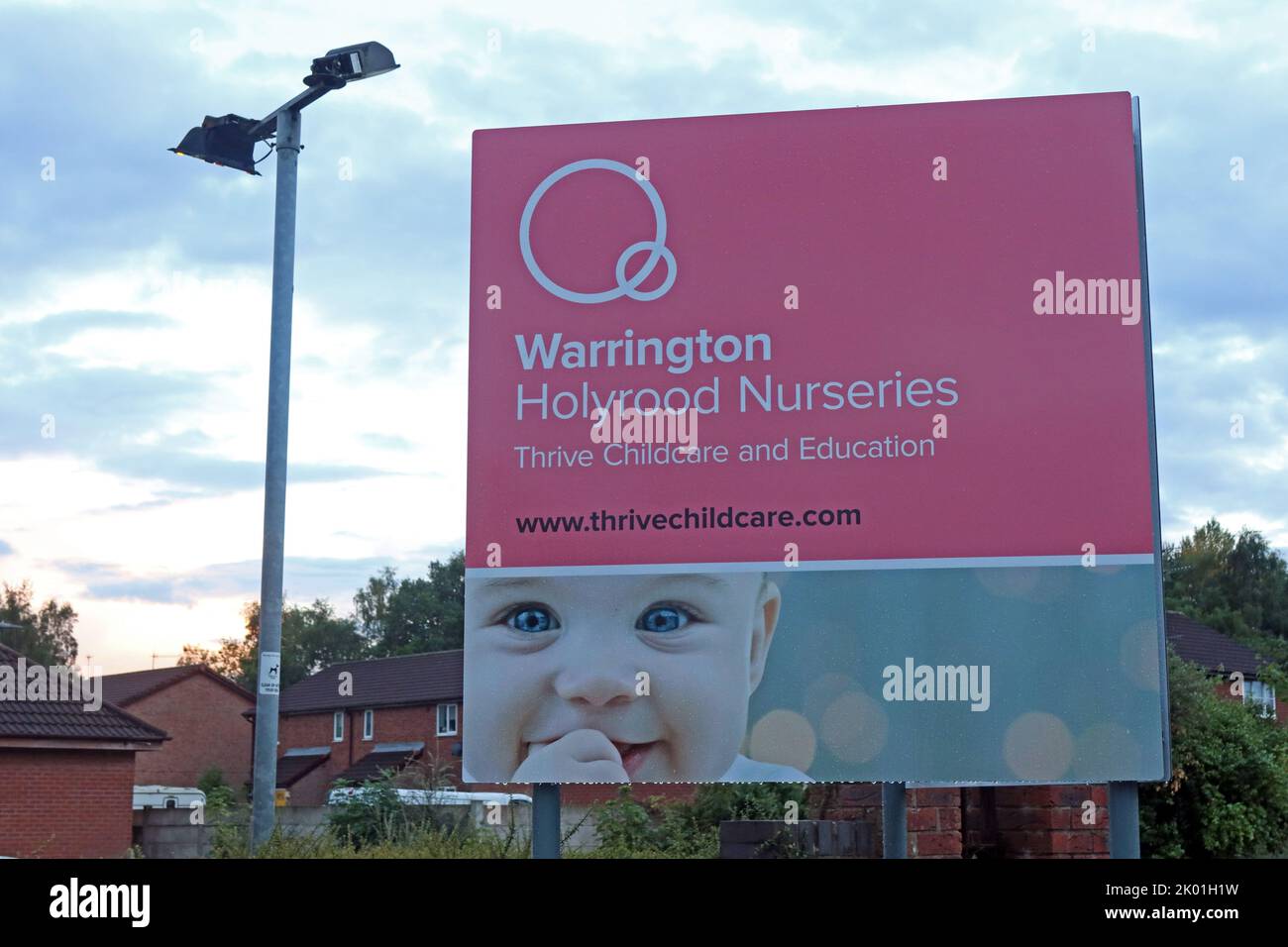 Warrington Holywood Nurseries, THRIVE Babysitting and Education Sign, Thelwall - The Quays Nursery, Cheshire, England, UK , WA4 2XT Foto Stock