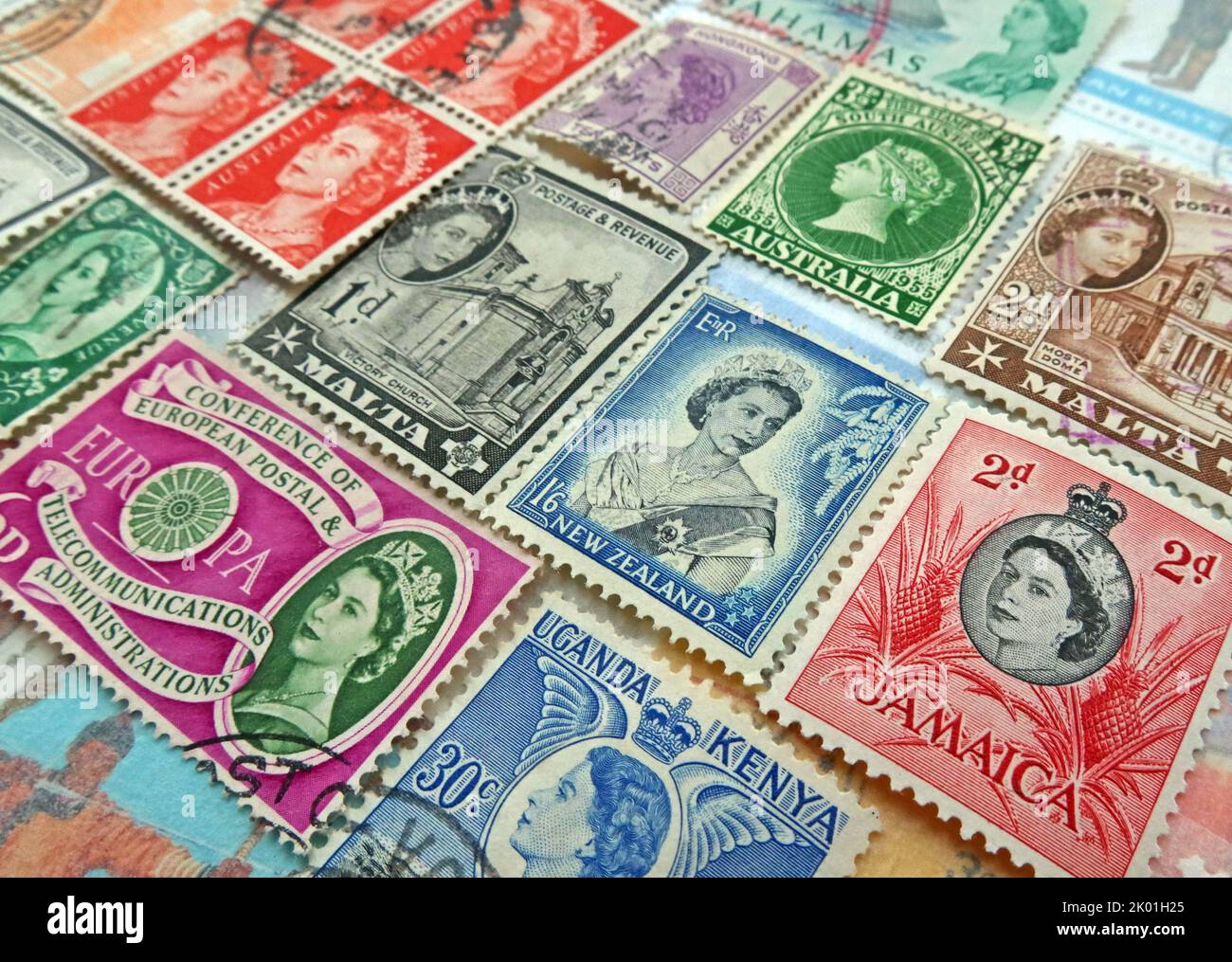 Commonwealth & British Empire francobolli da molte nazioni e paesi che portano regina Elisabetta testa nel corso degli anni ER Foto Stock