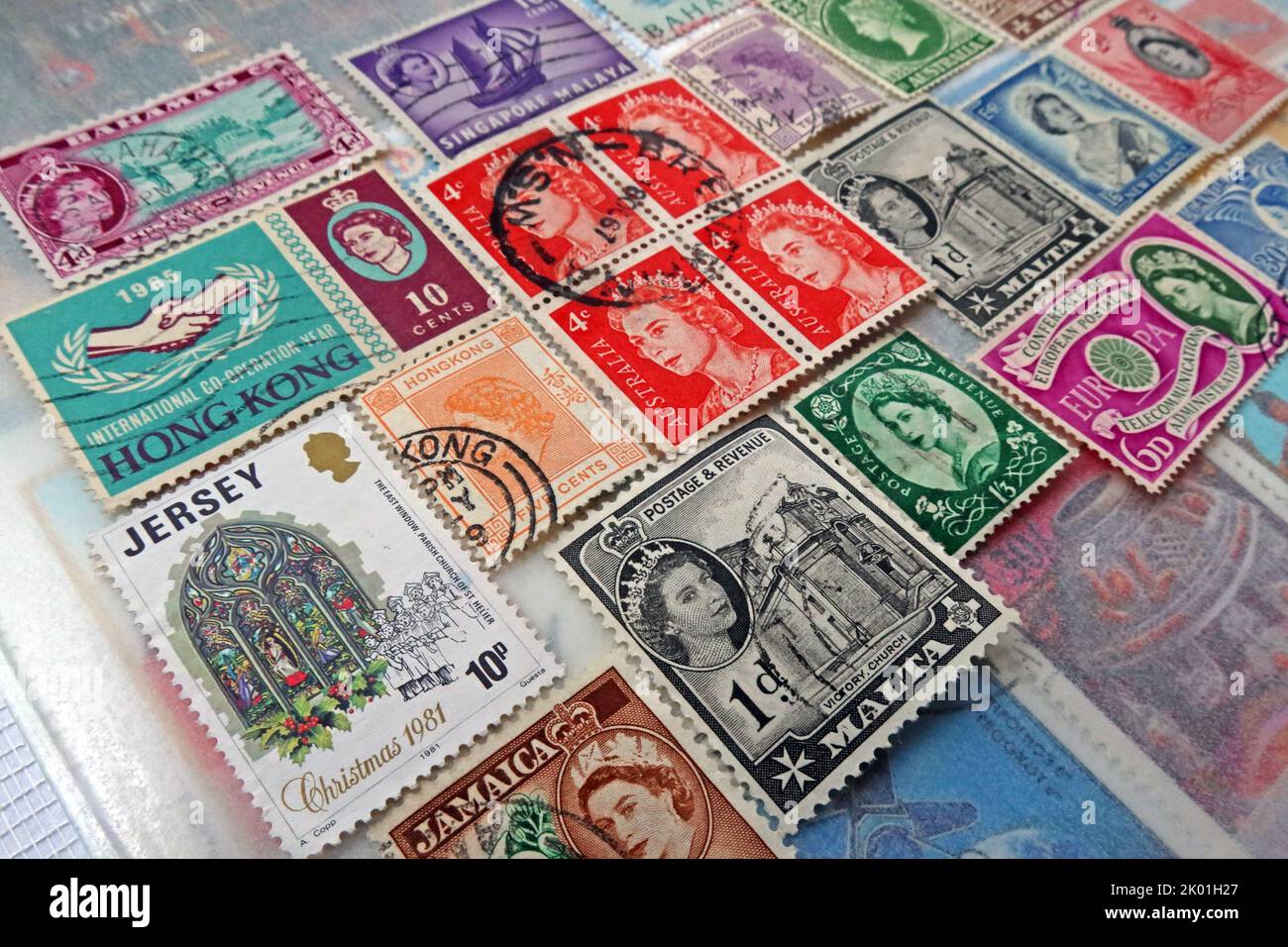 Commonwealth & British Empire francobolli da molte nazioni e paesi che portano regina Elisabetta testa nel corso degli anni ER Foto Stock