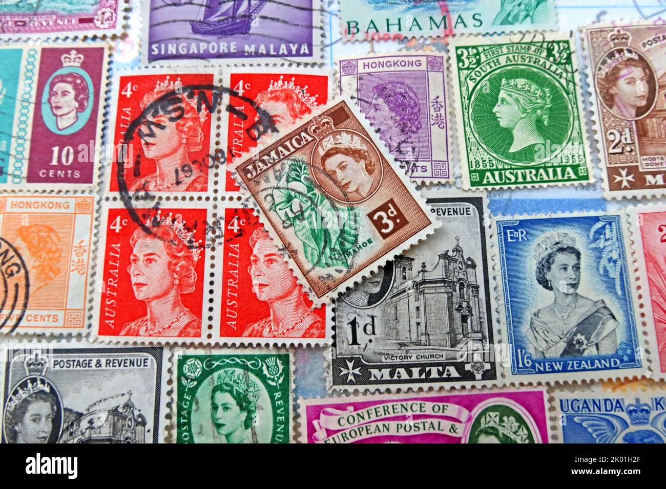 Commonwealth & British Empire francobolli da molte nazioni e paesi che portano regina Elisabetta testa nel corso degli anni ER Foto Stock