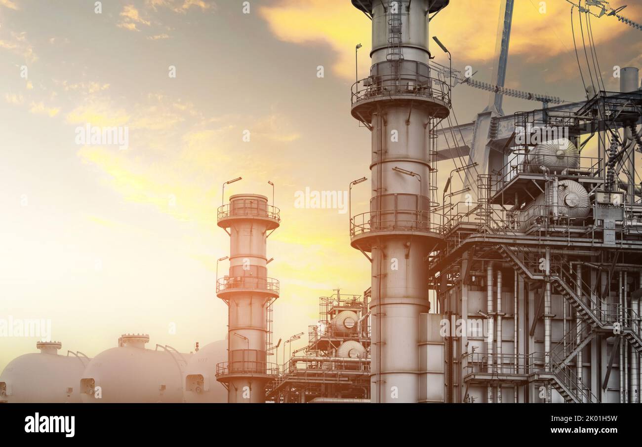 Centrale elettrica a turbina a gas. Concetto di crisi energetica globale. Serbatoio di gas naturale. Serbatoio di stoccaggio gas industriale. Stoccaggio di GNL o di gas naturale liquefatto Foto Stock