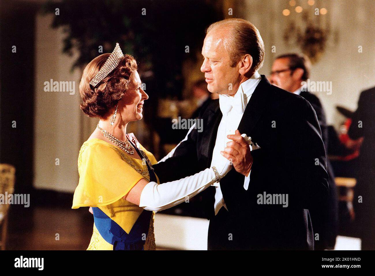 Fotografia del presidente Gerald Ford che ballava con la regina Elisabetta II durante una cena di Stato tenuta in suo onore 1976 - foto di Ricardo Thomas Foto Stock