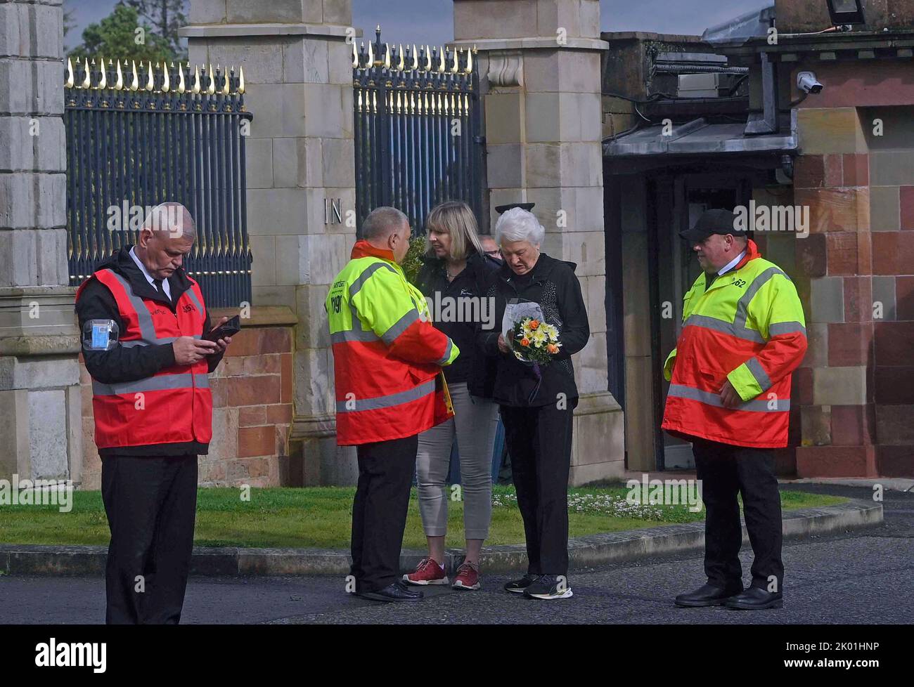 Lady Mary Elizabeth Peters con i fiori alle porte del castello di Hillsborough nella contea giù, come lei paga i suoi rispetti dopo la morte della regina Elisabetta II il giovedì.Data della foto: Venerdì 9 settembre 2022. Vedi la storia della PA, la regina DELLA MORTE UlsterHillsborough. Il credito fotografico deve essere: Mark Marlow/PA Wire Foto Stock