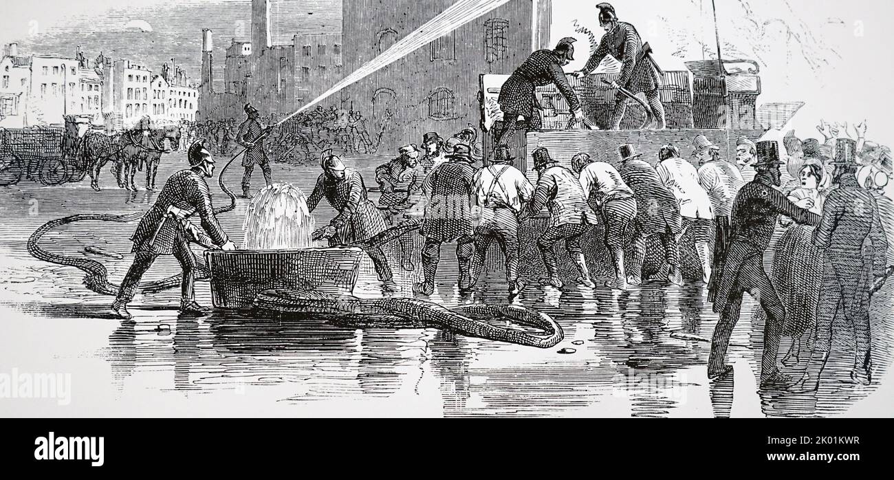 Vigili del fuoco in azione a Londra, utilizzando un motore al petto ricaricato da un idrante di strada. Londra, 1850. Foto Stock