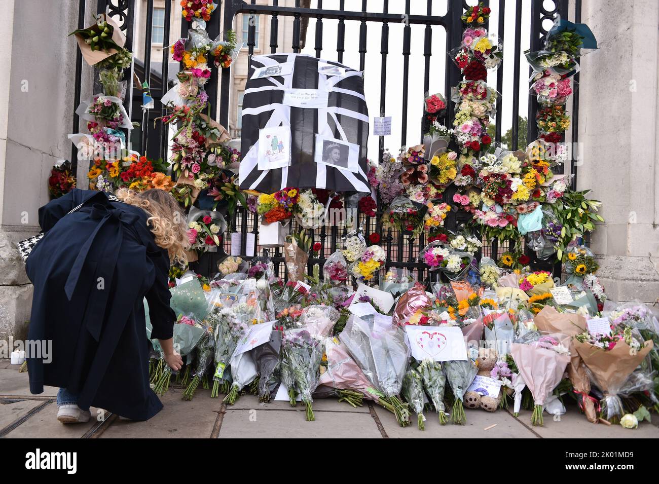 Londra, Inghilterra, Regno Unito. 9th Set, 2022. I tributi dei fiori sono stati lasciati fuori Buckingham Palace mentre il Regno Unito lutto la regina Elisabetta II (Credit Image: © Thomas Krych/ZUMA Press Wire) Foto Stock