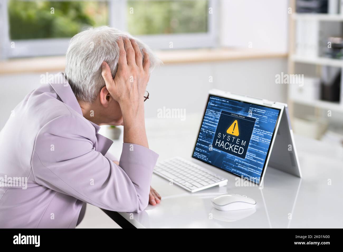 Attacco malware ransomware. Computer aziendale hacked. Violazione della sicurezza Foto Stock