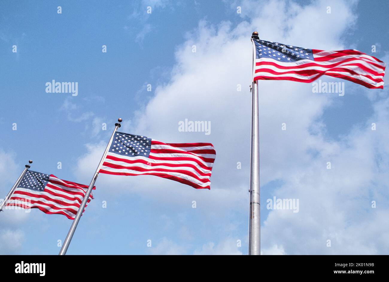 Bandiere americane che volano intorno al Washington Monument, famoso punto di riferimento sul National Mall a Washington DC. STATI UNITI. Foto Stock