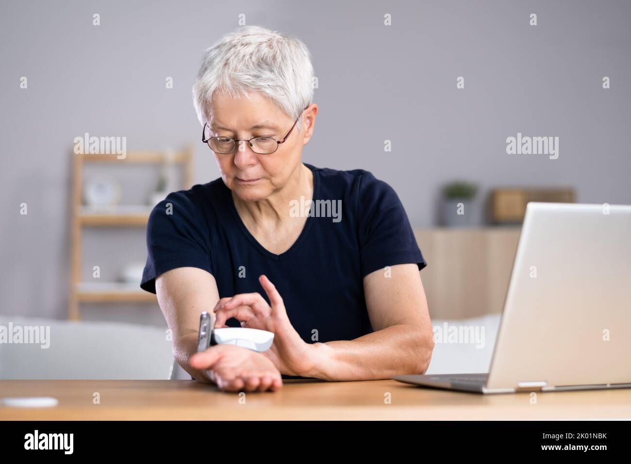 Test automatico della pressione sanguigna. Dispositivi medici per l'assistenza sanitaria Foto Stock