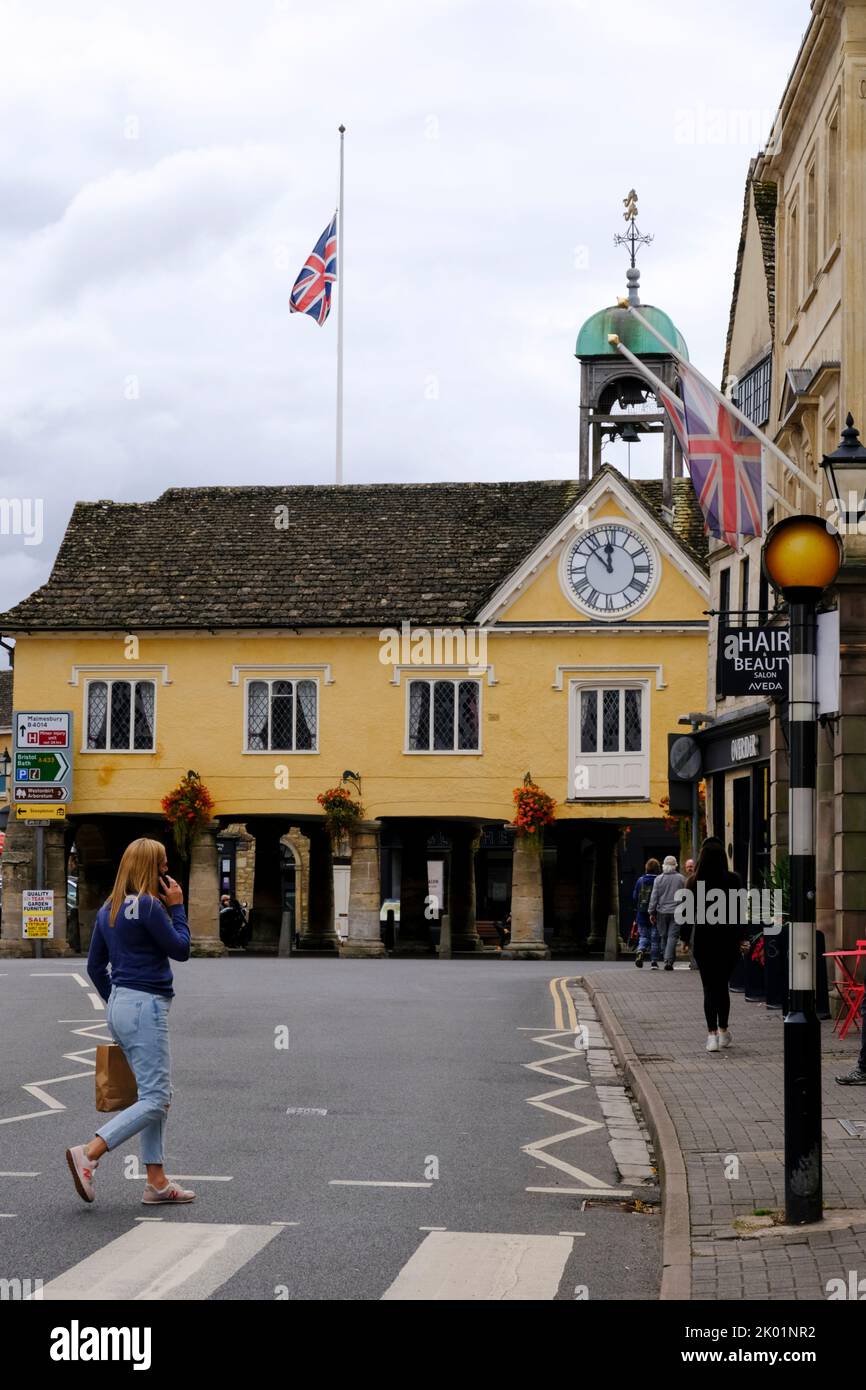 Tetbury, Regno Unito. 9th Set, 2022. Le bandiere sono abbassate in questa piccola città del Cotswold. Re Carlo III, possiede una casa di campagna nella vicina Highgrove. Credit: JMF News/Alamy Live News Foto Stock