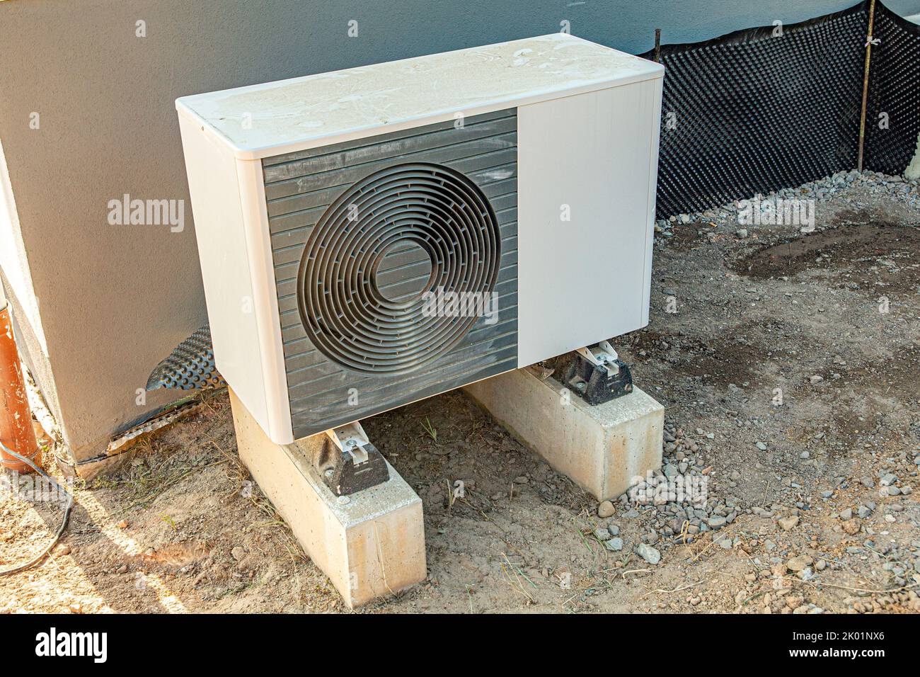 Modulo esterno di un'unità di riscaldamento a pompa di calore in un cantiere in Germania Foto Stock