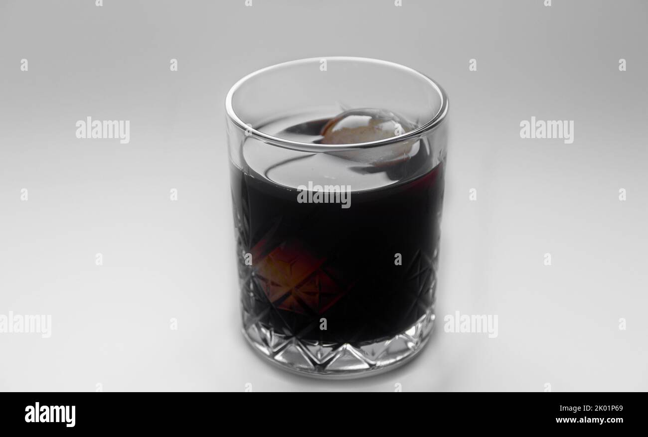 Caffè freddo, isolato su fondo bianco, caffè freddo ghiacciato e nero con cubetti di ghiaccio Foto Stock